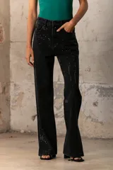 Pantalón de jean negro de corte wide leg con apliques de strass plateados.