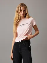 Remera rosa de algodón con logo de Calvin Klein Jeans estampado en el pecho.