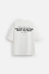 Camiseta negra de corte holgado, cuello redondo y manga corta. Estampado frontal con la frase "Take the risk or lose the chance" en color blanco.