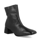 Botas de cuero color marrón con caña media, punta cuadrada y tacón geométrico.