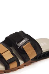 Sandalias Kenner Rakka A-Just con tiras de ajuste en color negro y dorado.