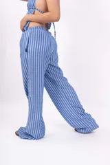 Pantalón palazzo celeste con rayas verticales blancas.