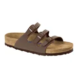 Sandalias marrones con tres correas ajustables con hebilla, plantilla anatómica de corcho y látex, y suela de goma EVA. Modelo Florida Soft Footbed de la marca Birkenstock.