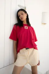 Remera oversize blanca con estampado en la espalda que dice "Sunset Clap Club uruguayan members only".