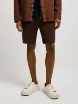 Bermuda de algodón color marrón oscuro, de corte recto y largo hasta la rodilla, con cintura elástica.