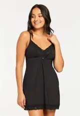 Chemise negro con breteles finos y detalles de encaje en el escote y ruedo.