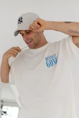 Remera gris de corte holgado con estampa en la espalda con la frase 'Mentally Gone' en rosa y un rostro abstracto en blanco.