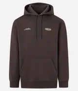 Saco con capucha de algodón y poliéster, color marrón oscuro, con bolsillo canguro frontal y cordón de ajuste. Presenta un pequeño logo bordado en el pecho izquierdo y un gráfico ovalado en el centro del pecho.