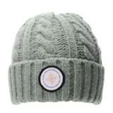 Gorro de lana color verde grisáceo con diseño trenzado y parche circular con texto "N+ CLUB FIND NEW ADVENTURES".