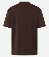 Remera color mostaza de algodón peruano, con cuello redondo, manga corta y corte recto.