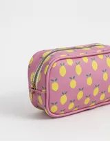 Cartuchera rectangular de poliuretano color lila con estampado de limones amarillos. Tiene cierre superior con cremallera y tirador metálico.