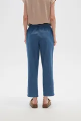 Pantalón de jean celeste, de corte recto y tiro medio, con bolsillos delanteros y traseros.