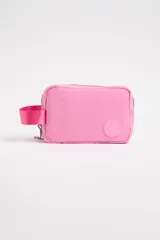 Necesser rosado rectangular con cierre superior de cremallera negra y asa lateral.