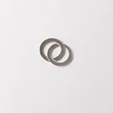 Dije de plata 925 con dos aros entrelazados.