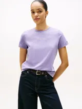 Remera lila de algodón con cuello redondo y logo de Tommy Hilfiger bordado en el pecho. Tiene el logo de la marca bordado en la manga.
