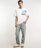 Remera masculina modelo boxy de algodón grueso, color blanco, con cuello redondo, mangas cortas y estampa de Bob Esponja con efecto grafiti. 