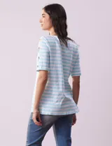 Remera de algodón a rayas horizontales rosas y blancas, con cuello redondo y mangas cortas con detalle de aberturas entrelazadas.