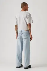 Pantalón de jean celeste, corte holgado, tiro medio, con bolsillos delanteros y traseros.
