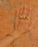 Anillo dorado con diseño irregular y macizo.