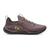 Zapatillas de entrenamiento Under Armour Flow Dynamic color borgoña, con detalles en amarillo y suela negra con motas amarillas.