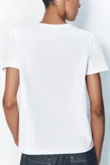 Camiseta marrón de algodón con cuello redondo y mangas cortas.