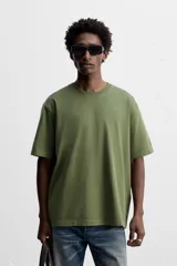 Camiseta verde militar de corte recto, cuello redondo y manga corta.