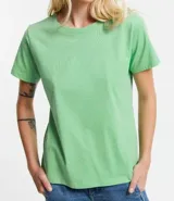 Blusa básica de algodón color tostado, de manga corta con dobladillo y nudo frontal.