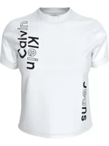 Remera blanca de corte clásico con cuello redondo y mangas cortas, presenta un diseño con múltiples logos de Calvin Klein.