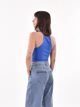 Musculosa negra con cuello halter y espalda descubierta.