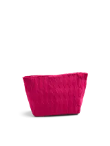 Clutch fucsia de poliéster con textura acolchada en forma de rombos y cierre de cremallera.