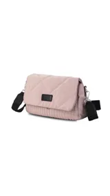Bandolera color beige con diseño capitoneado, correa de galón ajustable en color negro y tapa con broche.