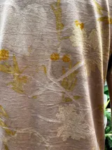 Remera de manga larga color beige con cuello en V y estampado botánico.