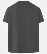 Remera de mangas cortas color gris oscuro, confeccionada en algodón, con cuello redondo y estampa frontal de montañas y texto "Alive Outside Environment".