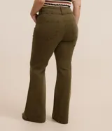 Pantalón flare color verde militar confeccionado en sarga con elastano, tiro alto, cintura ancha con trabillas, doble botón, cierre por cremallera, bolsillos y detalle de recortes.