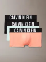 Pack de tres bóxers trunk Calvin Klein, con cintura elástica negra con el logo de la marca en blanco. Incluye un bóxer negro, uno celeste y uno salmón.