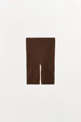 Shorts tipo ciclista color marrón, semitransparentes, de tiro alto y cintura elástica.