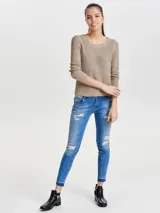 Sweater de punto color beige, con cuello redondo y mangas largas.