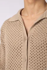 Camisa negra tejida de manga corta, con calado aireado, cuello tipo bowling y botones al tono. Diseño de corte relajado.