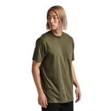 Remera verde militar de manga corta con bolsillo en el pecho y etiqueta con logo de la marca.