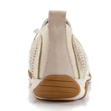 Zapatilla urbana blanca con detalles dorados, de cuero y tela calada. Cuenta con cordones, suela antideslizante Bounce® y plantilla extraíble de poliuretano con inserto de gel en el talón.