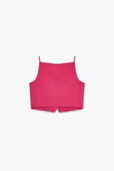 Top color fucsia con escote cuadrado, tirantes finos y cierre frontal con botones.