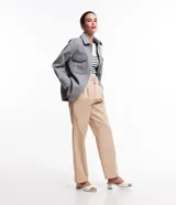 Pantalón pantacourt color beige, confeccionado en tricolina. Presenta cintura clochard con trabillas, pliegues delanteros y bolsillos laterales. Incluye cinturón con hebilla rectangular con estampado carey.