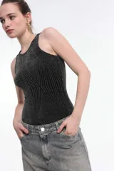 Body negro con hilos dorados, de corte ajustado y sin mangas.