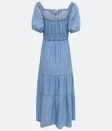 Vestido midi de jeans celeste, con escote cuadrado con lazo, mangas cortas abullonadas, cintura elastizada y falda escalonada con volados.