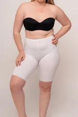 Calza biker modeladora color blanco confeccionada en lycra reforzada de toque suave. Ideal para usar debajo de vestidos y faldas para modelar suavemente la figura.