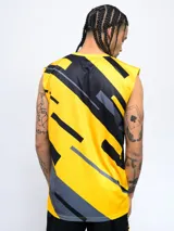 Musculosa deportiva sin mangas, color amarillo con diseño gráfico abstracto en negro y gris. Presenta un escudo de equipo de fútbol en el pecho izquierdo.