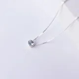 Conjunto de collar y dije en plata 925 con topacio celeste engarzado.