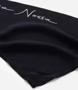 Pareo de playa rectangular confeccionado en viscosa con estampado de follaje en blanco y negro.