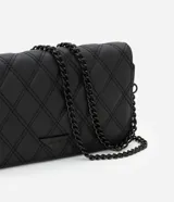 Cartera bandolera pequeña de poliuretano color negro con textura capitoneada, correa de cadena desmontable y detalle de triángulo metálico.