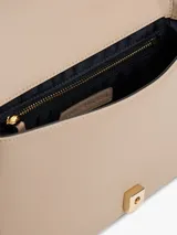 Cartera de hombro Tommy Hilfiger color beige con diseño acolchado y logo dorado en el frente. Cuenta con correa de hombro y cierre magnético.